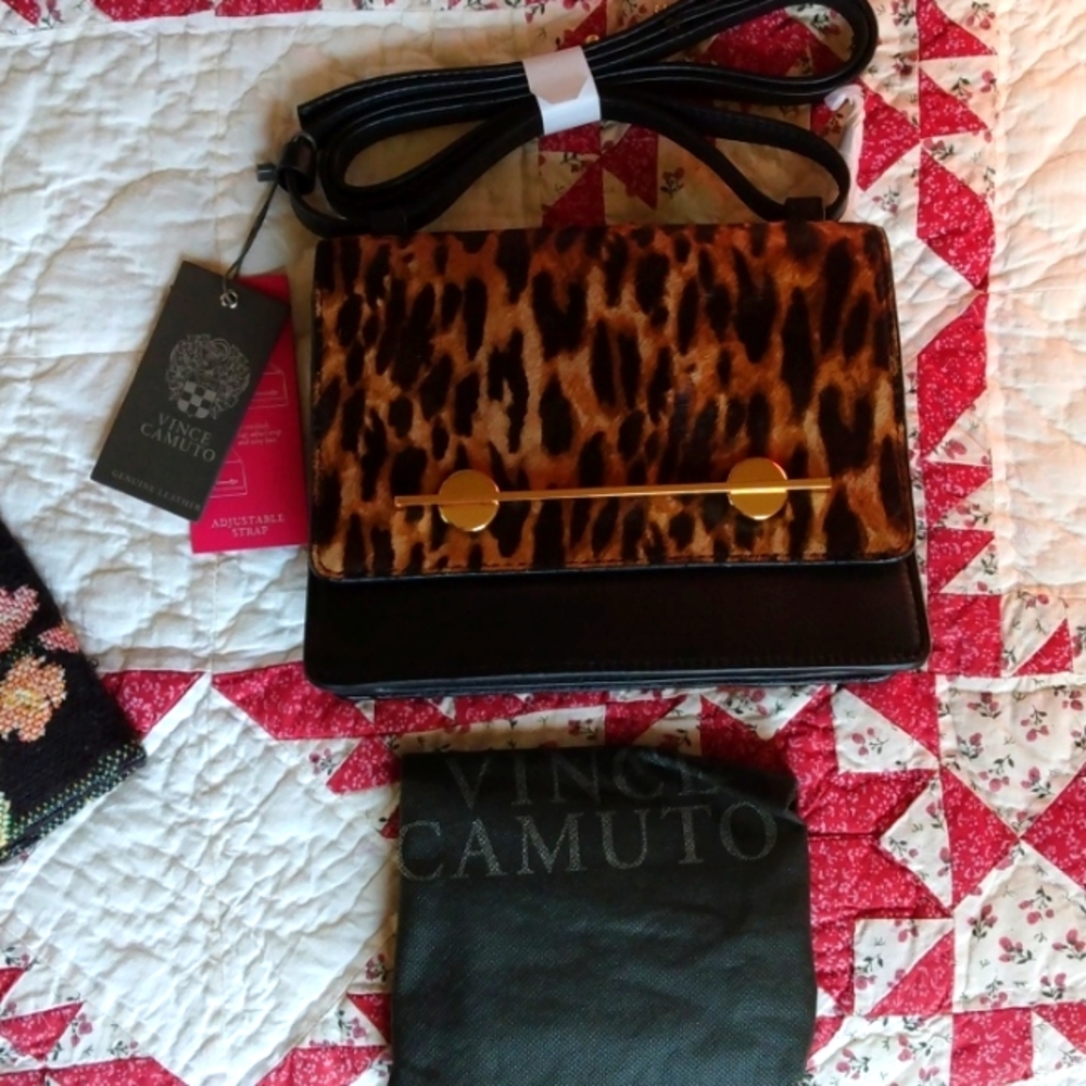 ❤️HP❤️Vince Camuto animal print leather Crossbody handbag NWT